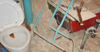 Профессиональный демонтаж перегородки ванной и туалета в Скопине - от 571 рублей